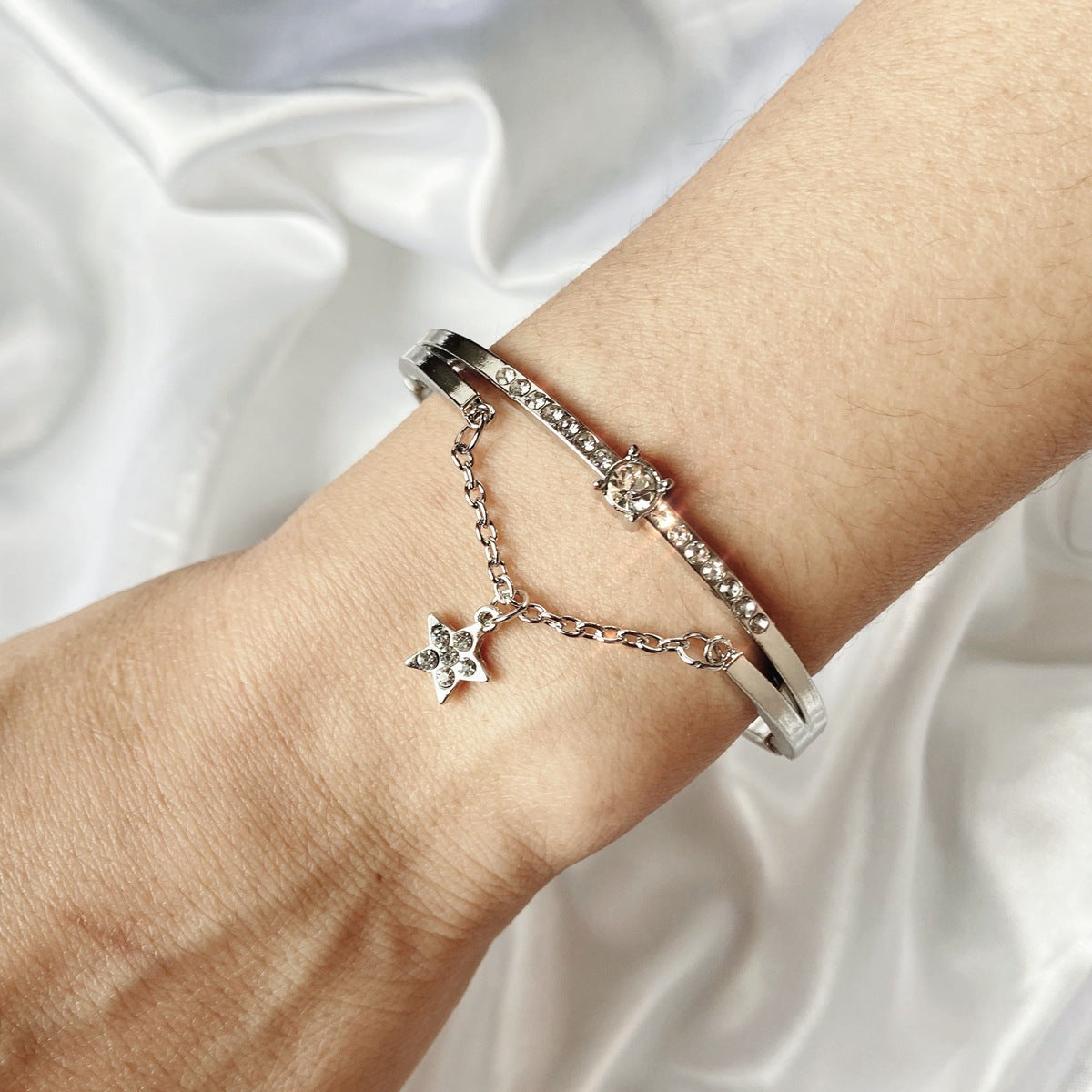 Rose gold five-pointed star bracelet with diamonds