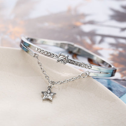 Rose gold five-pointed star bracelet with diamonds