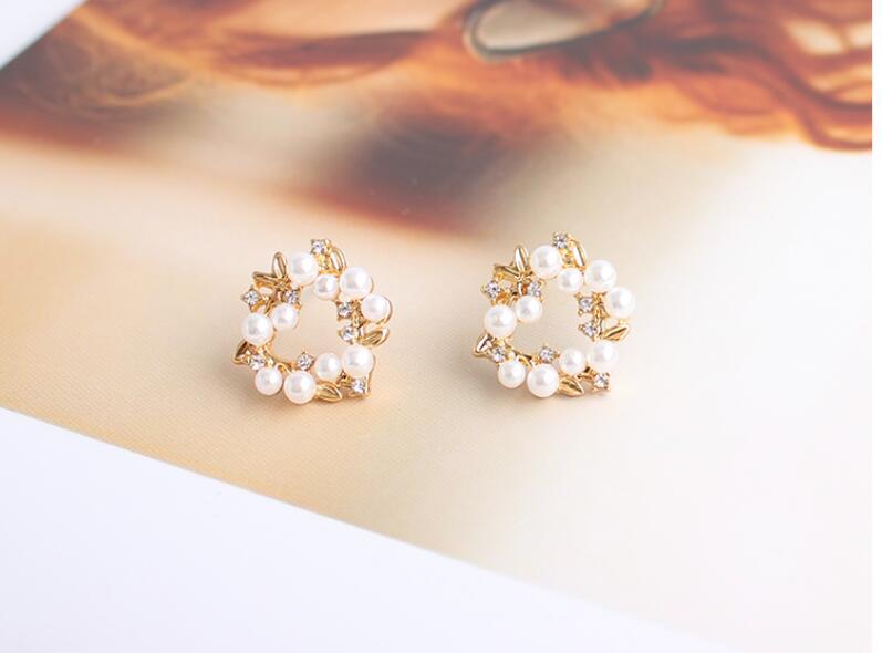 Imitation pearl garland rhinestone earrings