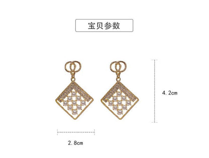 Square imitation pearl earrings