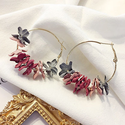 Pendientes de flores de tela con brillantes diamantes