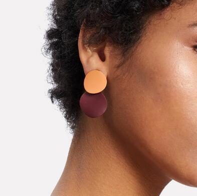 Color matching disc stud earrings