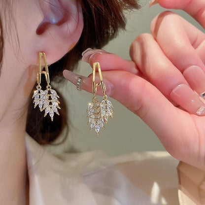 Wheat ears full of diamond earrings woman