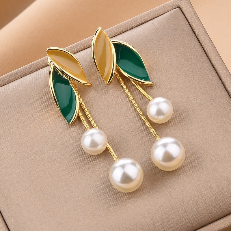 Pearl leaf fringed earrings