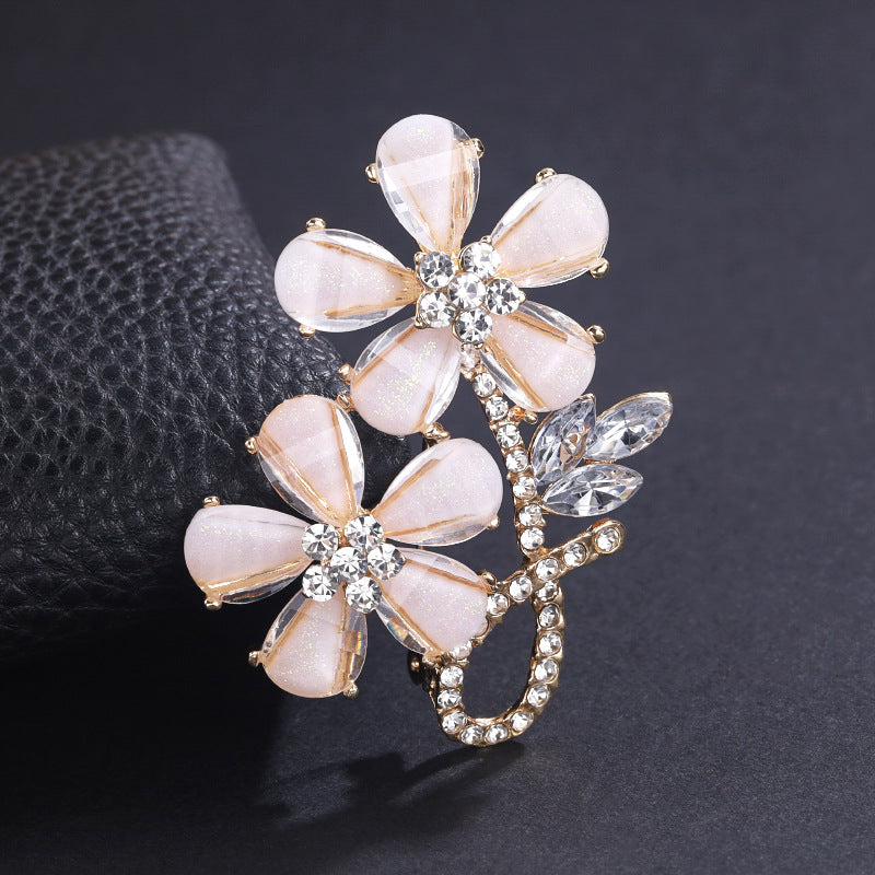 New light luxury flower brooch