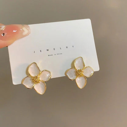 Four-leaf clover oil stud earrings are simple