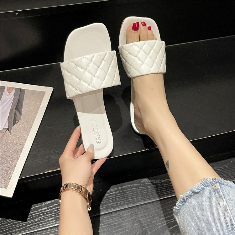 Embroidered flat slippers