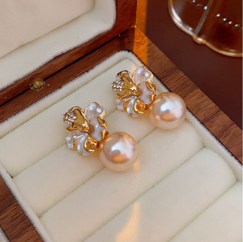 Pendientes de perlas y flores francesas con diamantes 