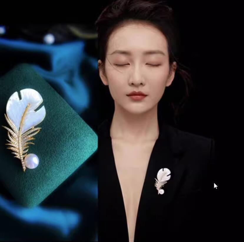 New feather brooch high-end