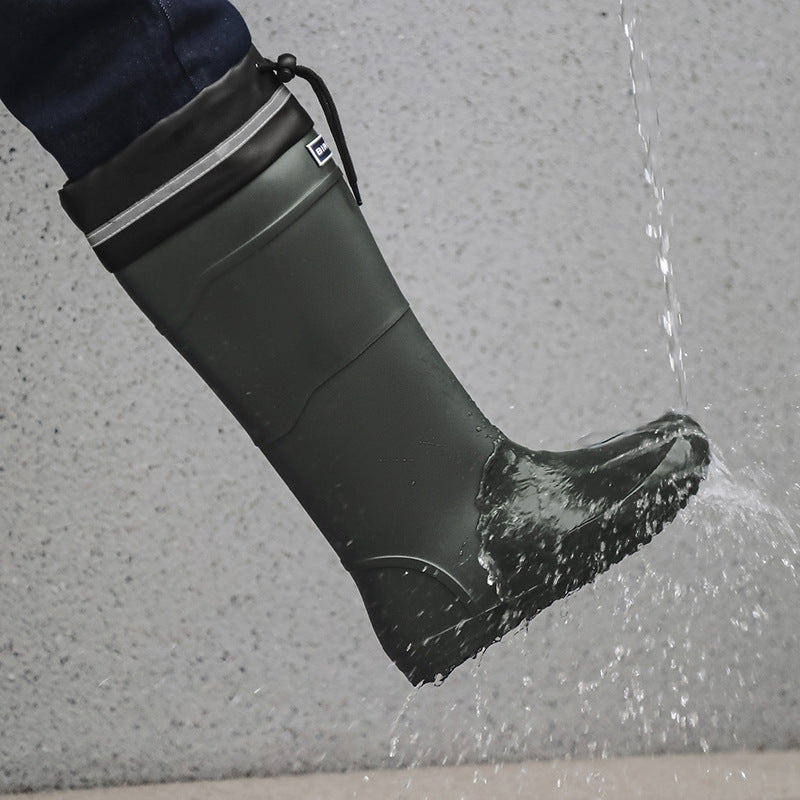 Wearing versatile non-slip rain boots