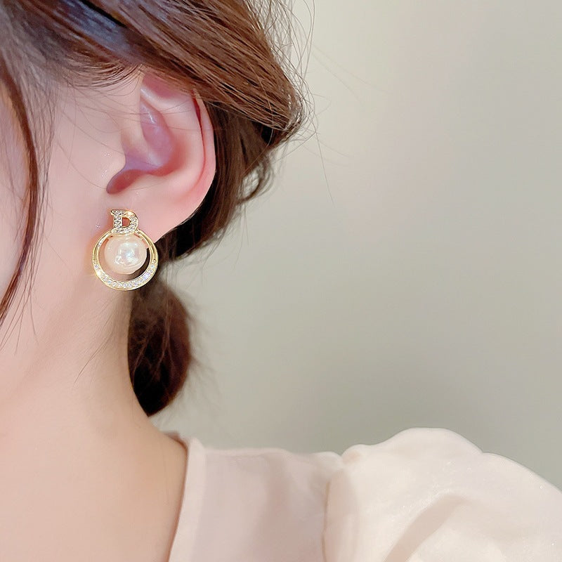 Letter short earrings