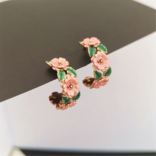 Pendientes con forma de C y diseño de flor esmaltada 