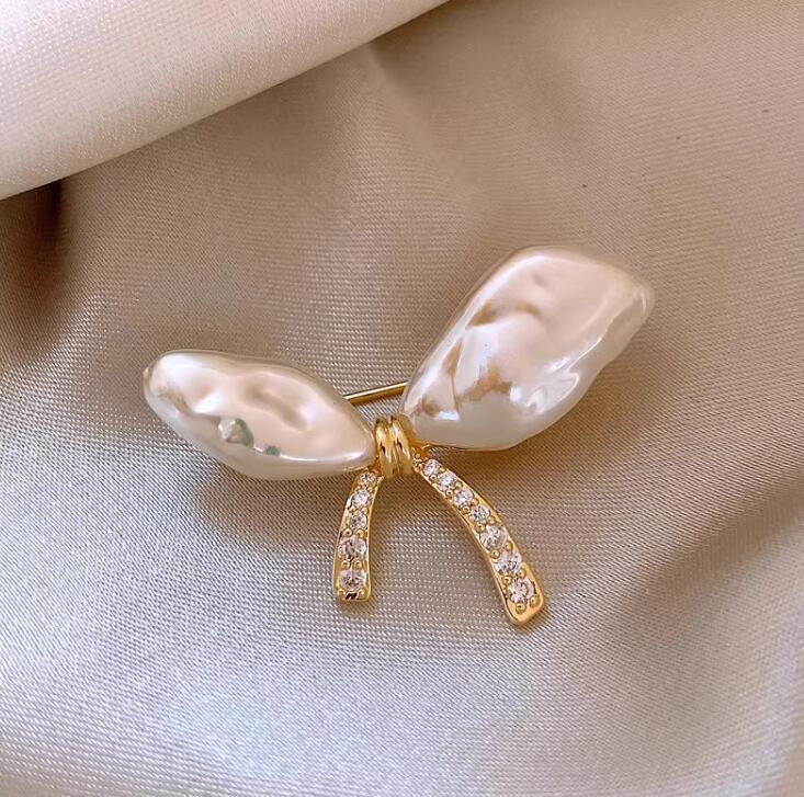 Irregular Pearl Bow Brooch