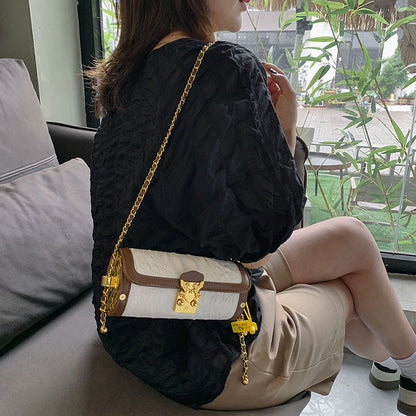 Fashion chain bags are popular for women.