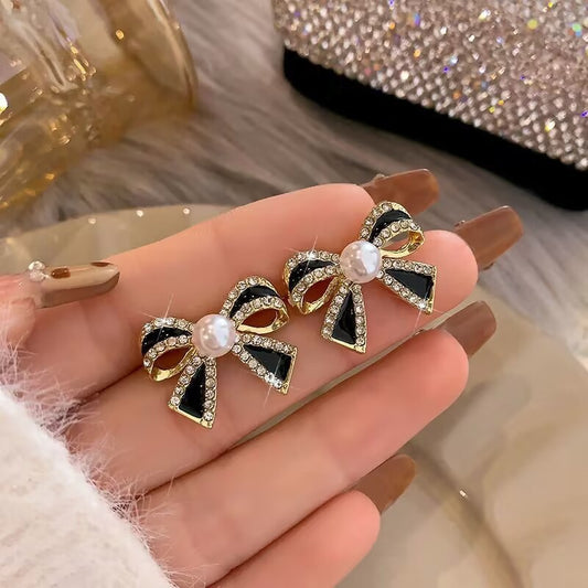 Pendientes con lazo de perla y diamantes negros 