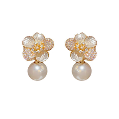 Pendientes con forma de flor de perla y circonitas goteantes 