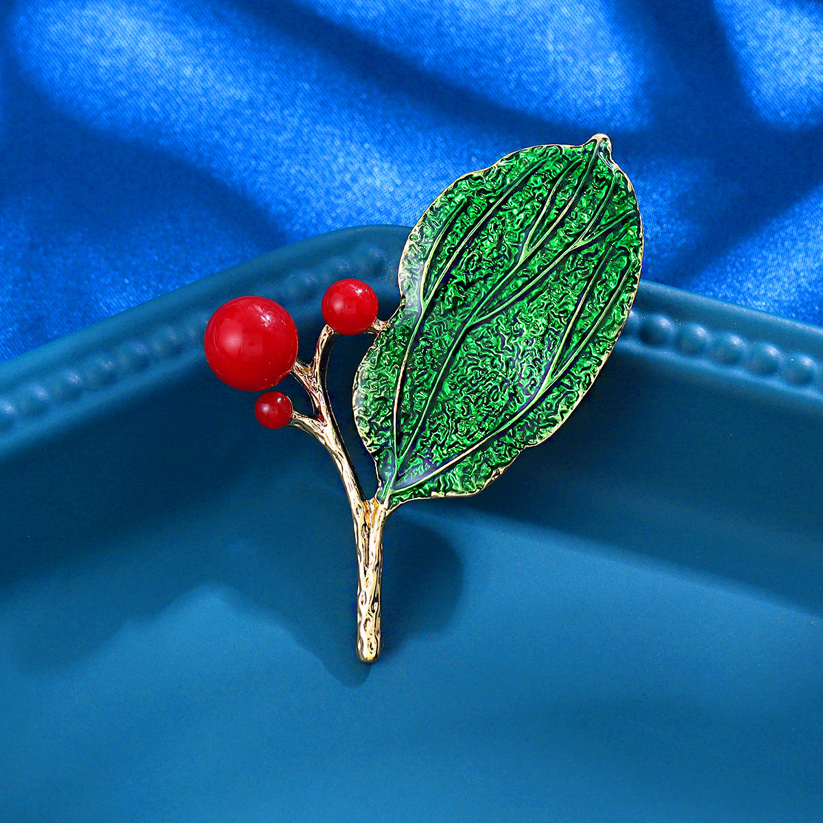 Three-dimensional leaf pearl brooch