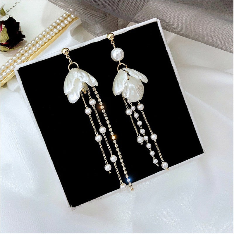 Temperament pearl earrings are hot-selling.