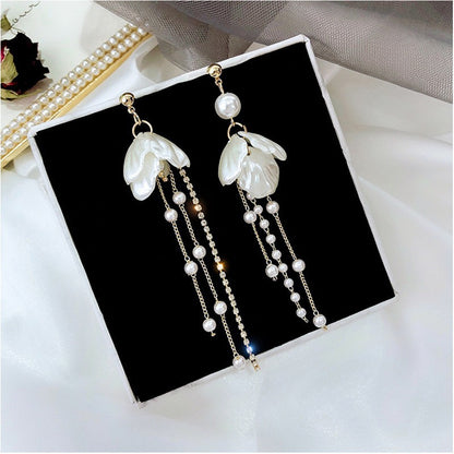 Temperament pearl earrings are hot-selling.