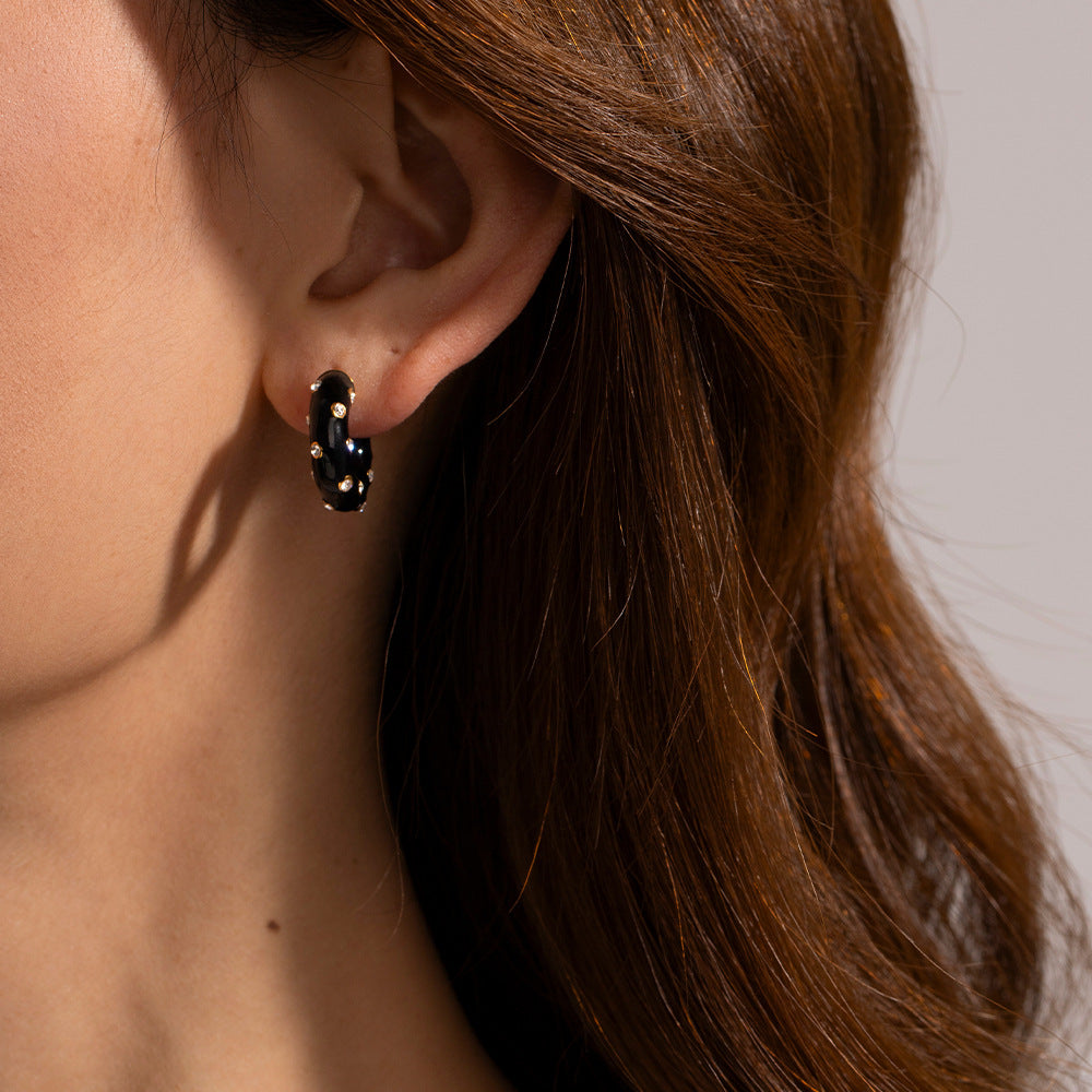 Pendientes en forma de C con diamantes y gotas de aceite negro 