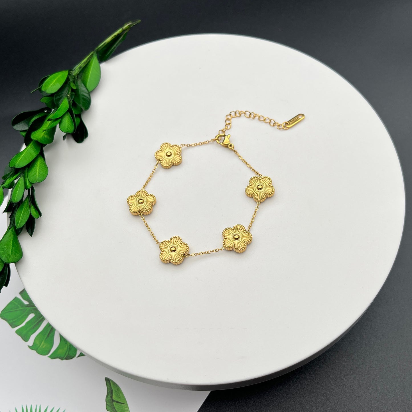 Five-leaf flower jewelry set