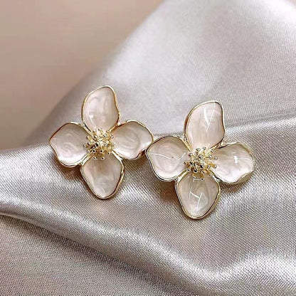 Four-leaf clover oil stud earrings are simple