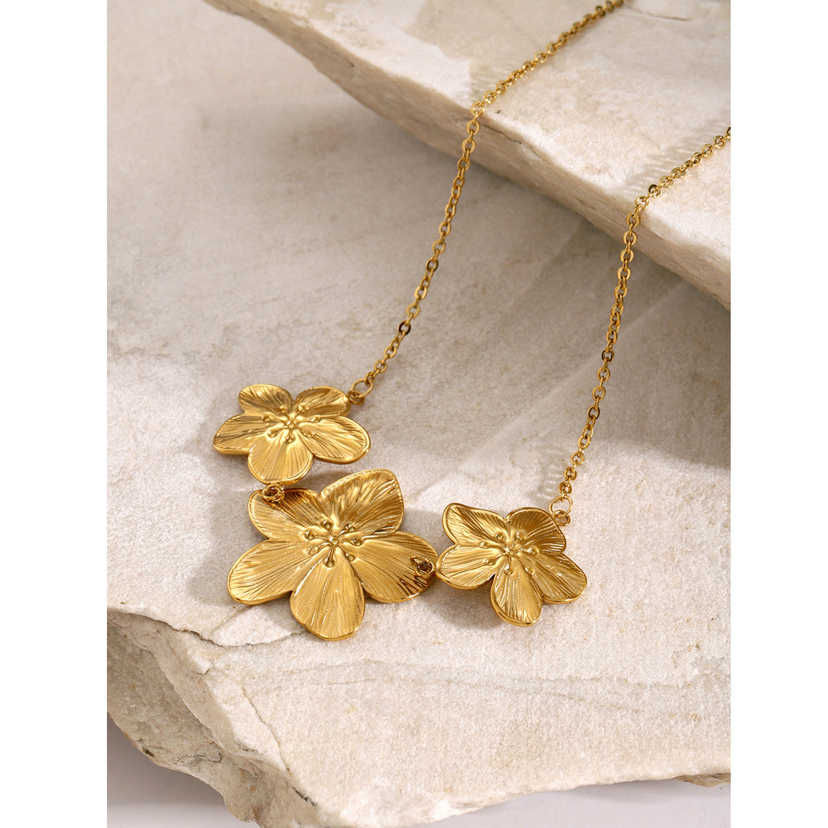 Three flowers necklace