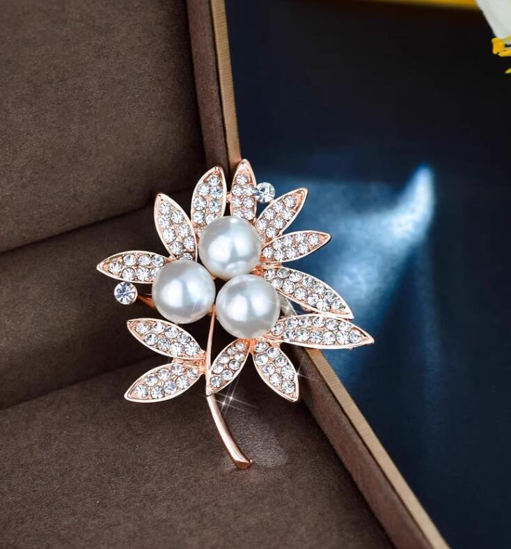 Flowers and leaves full of diamond imitation pearl brooch