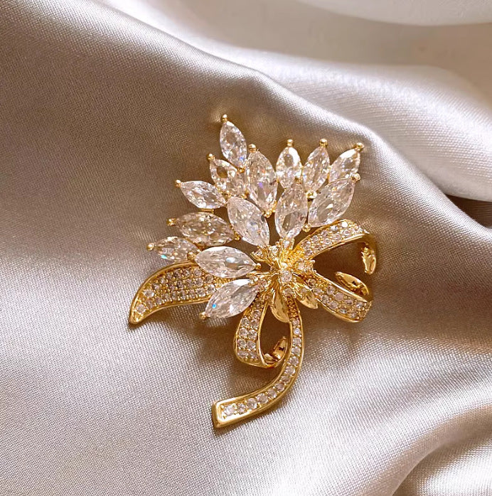 Full Diamond Flash Diamond Maple Leaf Brooch