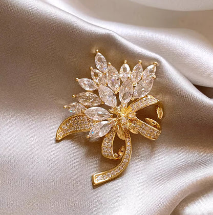 Full Diamond Flash Diamond Maple Leaf Brooch