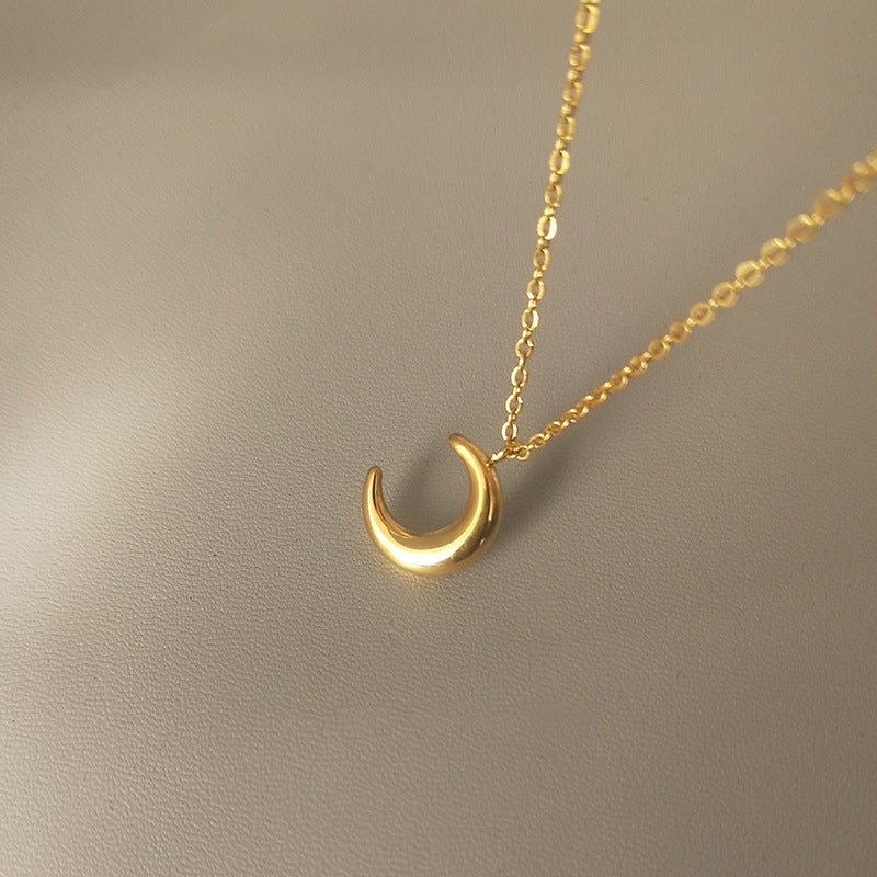 Three-dimensional moon necklace