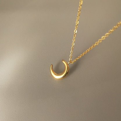 Three-dimensional moon necklace