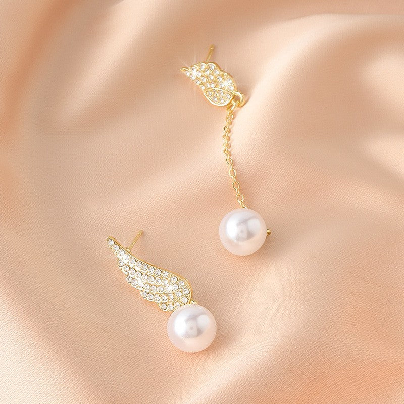 Pearl earrings, earrings, French style.