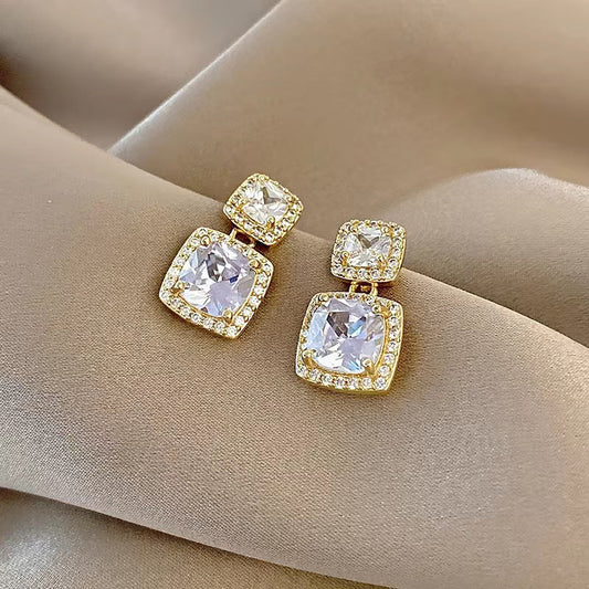 Exquisitos y modernos pendientes cuadrados con diamantes brillantes. 