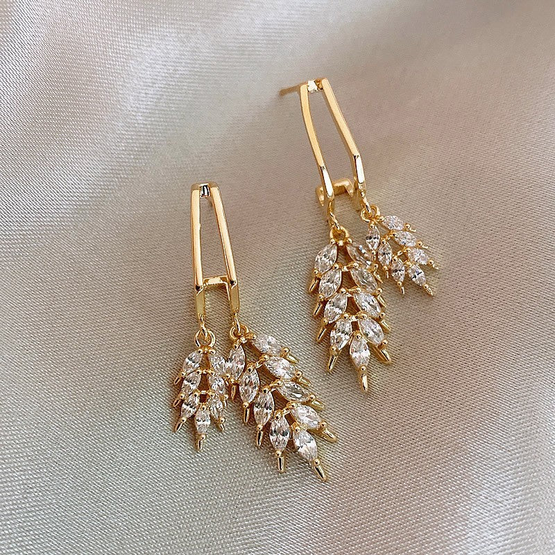 Wheat ears full of diamond earrings woman