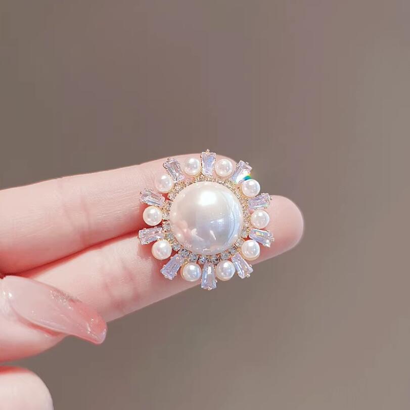 Round anti-pearl brooch