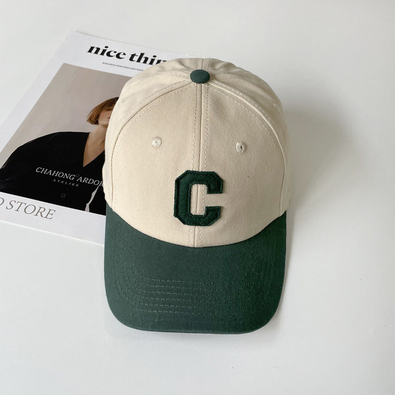 Gorra de béisbol con letra C 