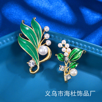 fashion Three-dimensional leaf pearl brooch