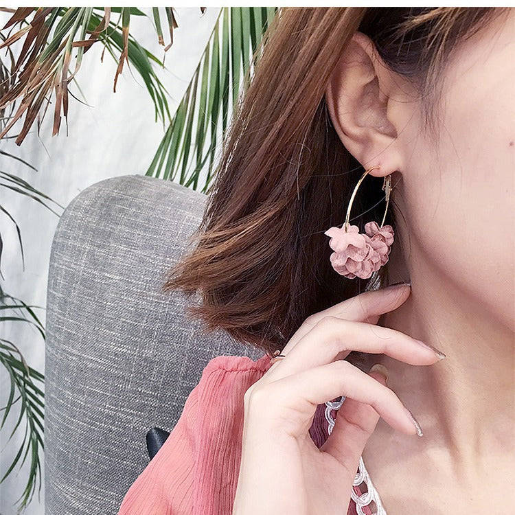 Pendientes de flores de tela con brillantes diamantes