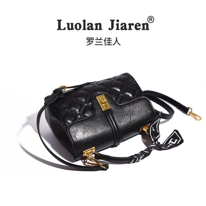 Black rhombus embroidered thread shoulder square bag