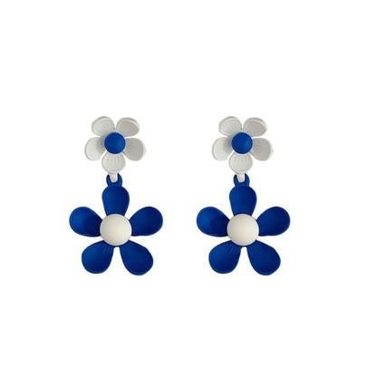 Pendientes de botón con flores en contraste de color azul