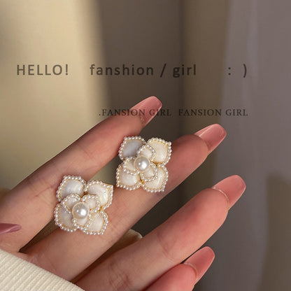 Pearl camellia earrings fashion