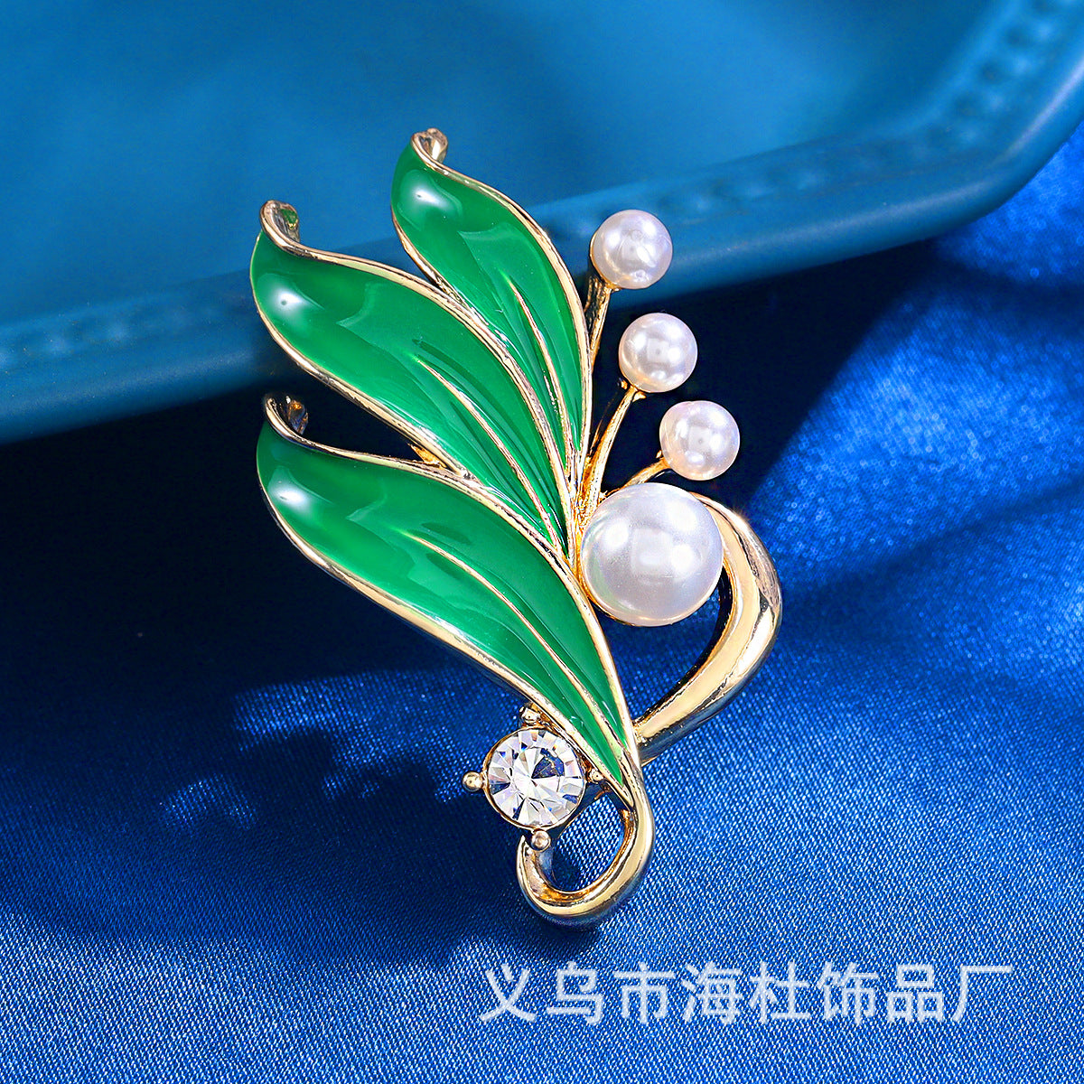 fashion Three-dimensional leaf pearl brooch