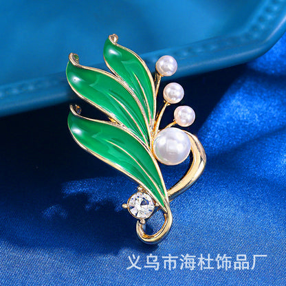 fashion Three-dimensional leaf pearl brooch