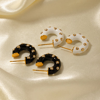 Pendientes en forma de C con diamantes y gotas de aceite negro 