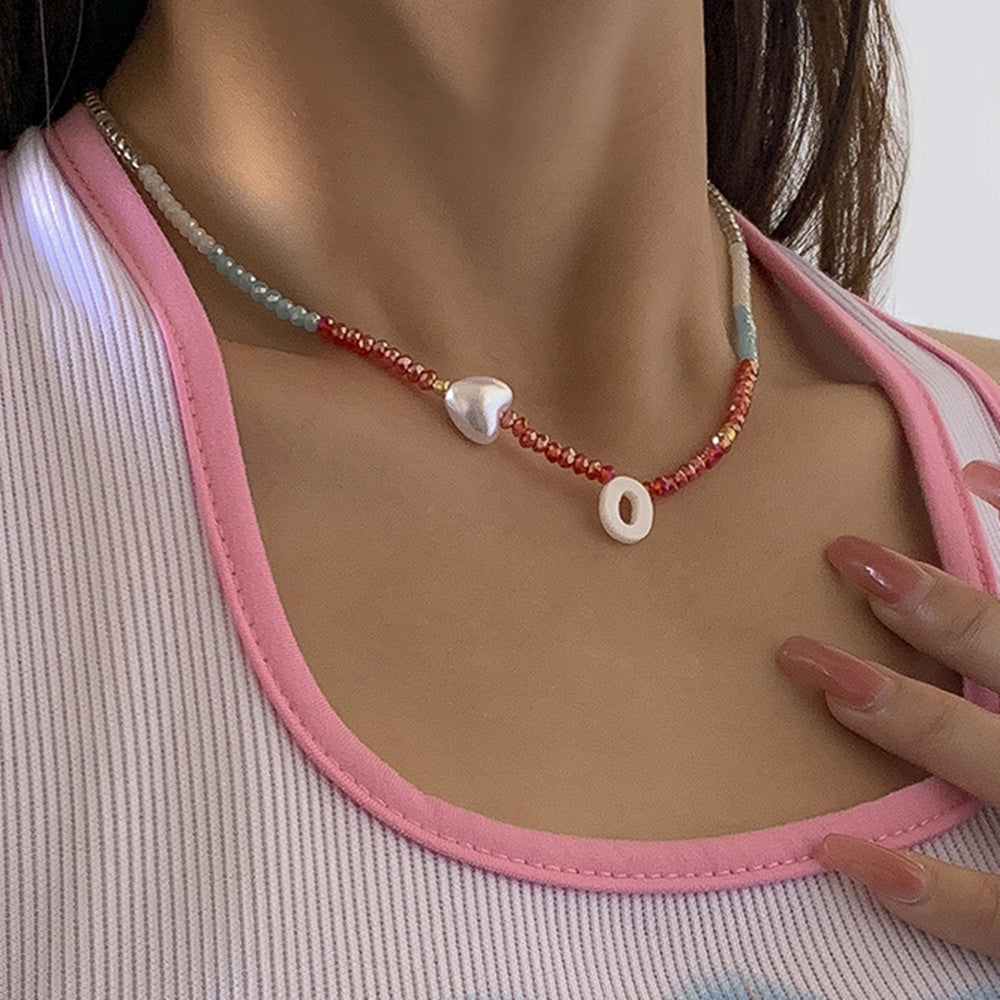 Collar de perlas con letras de concha 