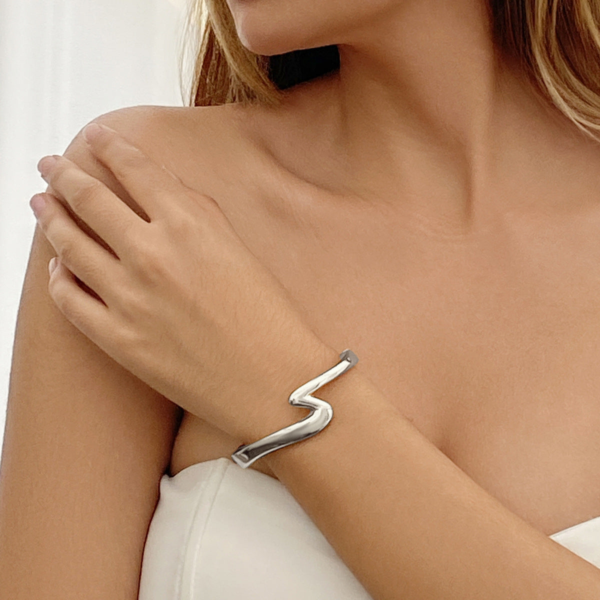 Curved Z-shaped bracelet