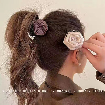 Three-dimensional rose hairpin