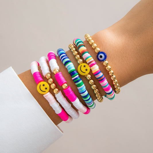 Juego de pulseras con letras de colores en cerámica blanda 