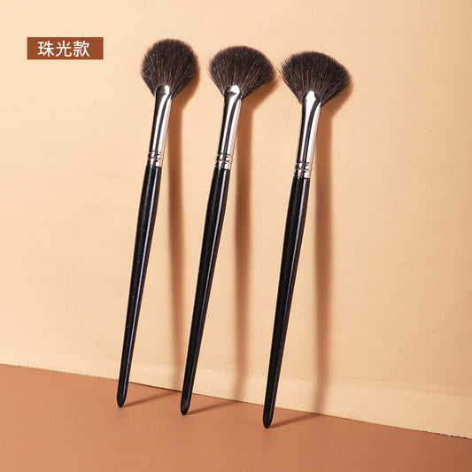 Fan Highlighter Brush (Goat Hair Fine Tip)